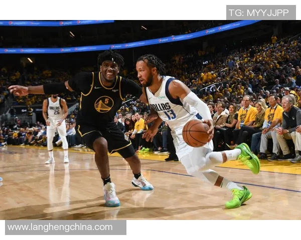 以镜头回顾独行侠那一幕真情流露全队相拥泪洒赛场